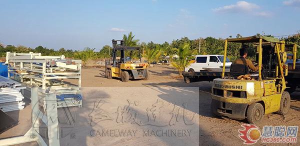 图为：斯里兰卡客户正在安装长城建机HZS60混凝土搅拌站 